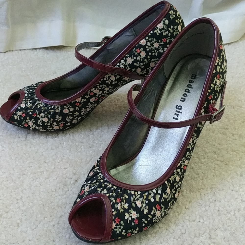 Vintage-y Floral pumps/heels